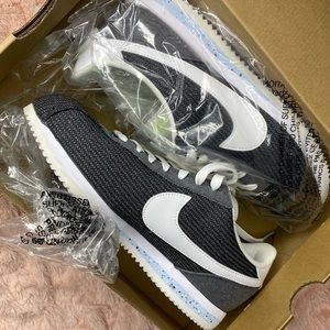 NEW! Nike Cortez floral tongue in size 10- NWOT